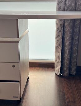 Jugendzimmer der Firma Wellemöbel in der Serie Unlimited mit begehbarem Eck-Kleiderschrank, Wandregal, Hängeelement, Schreibtisch und Rollcontainer - Hamburg Bergedorf