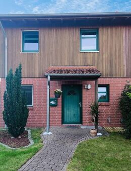 energiesparende Doppelhaushälfte mit Teilkeller, 2 Bädern sowie Kamin und Carport - Horneburg