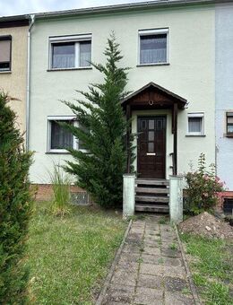 Reihenmittelhaus mit Zufahrt, Garage, Carport und Garten - Stendal (Hansestadt)