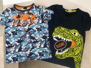 2 T-Shirts mit Dinosaurier (T-Rex), Größe 104 - Top Zustand - München Berg am Laim