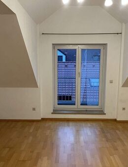 Gepflegte 4-Zi-Dachgeschoss-Wohnung mit 2 Balkonen und Garage nahe der Aubinger Lohe - München