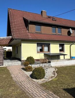 Liebevoll sanierte Immobilie mit großem Garten und Doppelgarage in ruhiger Wohnlage - Marktleugast