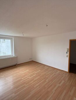 Helle, sonnige 2-Raum-Wohnung in Reichenbach mit herrlichem Blick über die Stadt - Reichenbach (Vogtland)