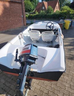 Sportboot mit Außenborder und Trailer - Seeth