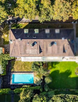 Domizil nahe Schlosskanal: Villenhälfte mit Pool zur Sanierung und Erweiterung - München