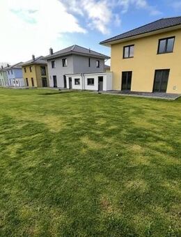 Große schöne Wohnung mit eigener Garage und großen Garten - Schönwalde-Glien