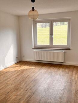 helle 3-Raum-Wohnung im 2. OG mit Parkplätzen am Haus - Ottendorf (Thüringen)