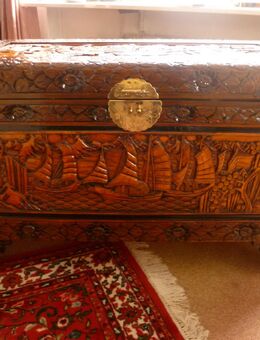 Wunderschöne geschnitzte Holztruhe aus erster Hand - Wiesbaden Kostheim