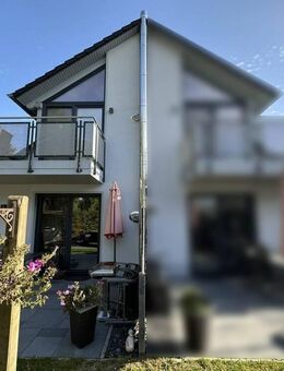 Den morgendlichen Kaffee oder das abendliche Glas Wein auf dem Balkon mit freiem Blick auf Fleesensee genießen - diese wertig ausgestattete Doppelhaus - Göhren-Lebbin