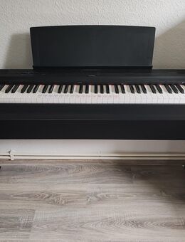 Yamaha P-125a mit Untergestell - Wilhelmshaven