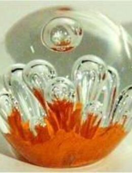 Paperweight / Glaskugel / Briefbeschwerer orange. Farbloses Glas mit bunten Einschmelzungen. Höhe ca. 8 bis 9 cm. - Hamburg Wandsbek
