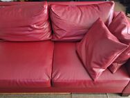 Leder Couch Sofa mit Kissen in Rot von Candy Polstermöbel - München Moosach