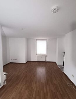Für Singles: Ausgefallene 1-Zimmer-Wohnung mit Einbauküche, verglaster Loggia und Tiefgarage - Paderborn