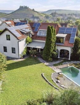 Gehobene Villa mit schön angelegtem Garten und Naturpool, PV und Doppelgarage - Weinsberg
