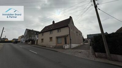Sanierungsbedürftiges Haus