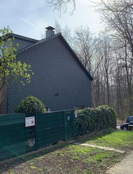 Dachgeschosswohnung mit Klimaanlage, Dusche, Wanne, Balkon, mit Blick in den Schloßpark - Essen