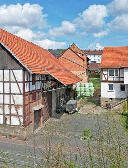 Bauernhaus mit großem Scheunengebäude in zentraler Ortslage Elgershausen - Schauenburg
