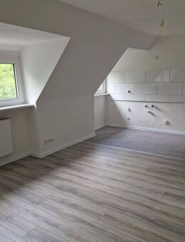 Gemütliche 2-Zimmer Dachgeschosswohnung *frisch renoviert* - Duisburg