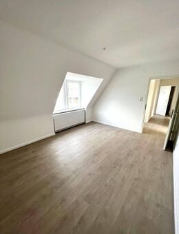 Renovierte 2,5 Zi.-DG-Wohnung mit Einbauküche, Einzelgarage + Kellerraum - Elmshorn