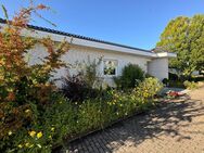 Wohnen auf einer Ebene in bester Lage! Stilvoller Winkelbungalow mit grünem Atrium in Poppenbüttel - Hamburg