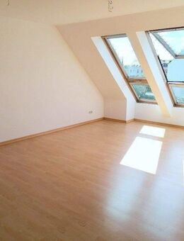 !! Dachgeschoss, 3-Zimmer-Wohnung mit neuem Laminat und Aufzug !! - Chemnitz