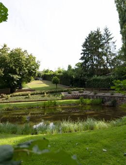 Gepflegtes Wohn - und Geschäftshaus mit traumhafter Außenanlage - Riegelsberg