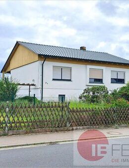 Teilsaniertes Einfamilienhaus mit großer Dachterrasse, Garage, Kamin, Teich und Balkon - Bennewitz