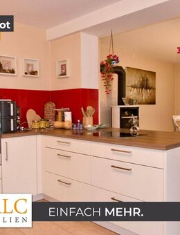 Einfach Mehr: EFH(=MGH) mit 4 Wohnungen, 8 Garagen, Nebengebäude, Garten, Teich, PV-Anlage u. a. - Brunn (Bayern)