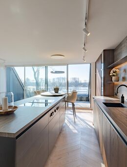 Exklusive Maisonette Wohnung mit direktem Rheinblick, luxuriöser Ausstattung, Pool, Sauna und Tiefgaragen Stellplatz. - Düsseldorf