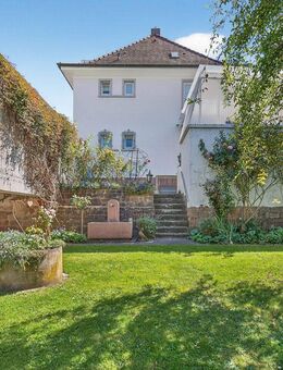 Gepflegtes Anwesen am Ettlinger Vogelsang mit großer Terrasse, schönem Garten und zwei Garagen - Ettlingen