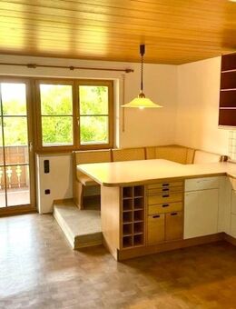 Großzügige 5-Zi.-Wohnung mit Garten, großem Balkon und 2 Garagen - Schonstett