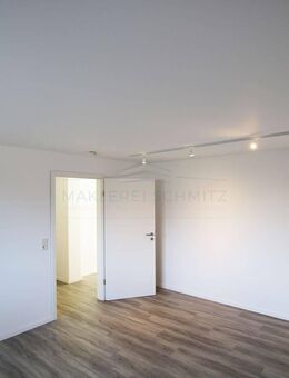 Saniert und bezugsfertig! 2-Zimmerwohnung mit Terrasse und Stellplatz in zentrale Lage von Hennef - Hennef (Sieg)