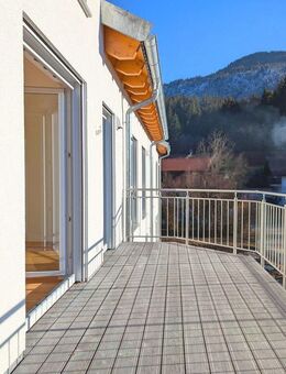 ENERGIEEFFIZIENTER NEUBAU - MIT DACHTERRASSE & SÜDWESTGARTEN, EICHENPARKETT - Bad Heilbrunn