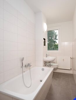 Sanierte bezugsfertige 3RW mit Balkon und Fahrstuhl - Weißenfels