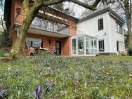 Einzigartiges Einfamilienhaus mit großzügiger Fensterfront mitten im Grünen! - Much
