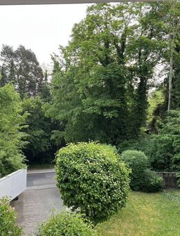 Pullach / Großhesselohe - helle, große Wohnung auf parkähnlichem Grundstück - Pullach (Isartal)