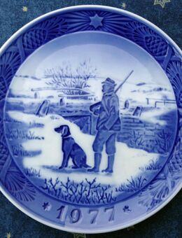 Weihnachtsteller 1977 von Royal Copenhagen (Jäger mit Hund) - Nottuln