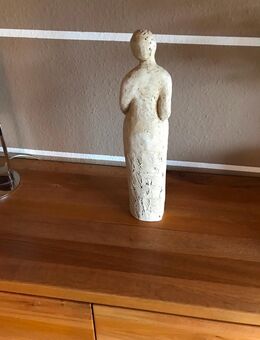 Figur schwangere Frau aus Stein - Mönchengladbach