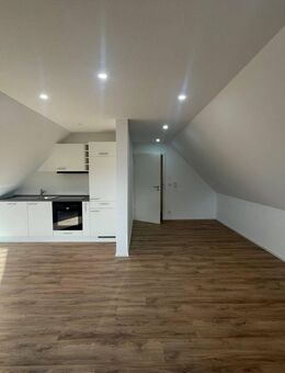 Frisch renovierte 2-Zimmer-Dachgeschosswohnung - stilvoll, hell und bezugsbereit in Breitenstein - Weil (Schönbuch)