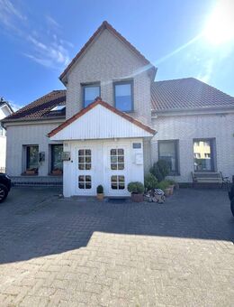 Mehrfamilienhaus mit 9 Einheiten, Garten, Stellplätzen und Garagen - Reinfeld (Holstein)