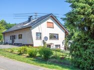 Freistehendes, ausbaufähiges Bauernhaus mit 3 Wohneinheiten + Nebengebäude (Stallungen, Scheune) - Much