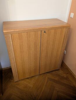 Kleiner Mehrzweckschrank aus hellem Holz – vielseitig & stilvoll - Regensburg