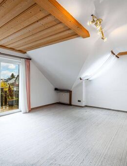 HEGERICH: Wohnen mit Herz und Aussicht - Dachgeschosswohnung in Heroldsberg - Heroldsberg