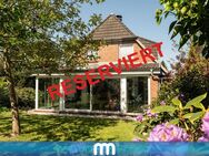 Grün, ruhig und voller Charme: Einfamilienhaus mit Kamin, Terrasse und Garten, das zum Verweilen einlädt - Schwanewede
