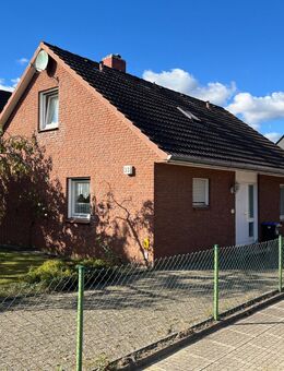 5-Zimmer-Einfamilienhaus mit Wintergarten und zwei Garagen - Hamburg