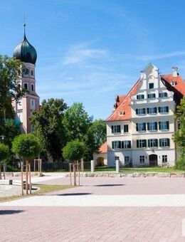 Wohnen im Schloss, stilvolle 2,5 Zimmer-Dachgeschosswohnung in Denkmalgeschütztem Anwesen - Krumbach (Schwaben)