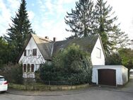 AUMÜLLER-Immobilien - Charmantes Einfamilienhaus mit 3 Garagen und großem Garten in ruhiger Lage - Frankfurt (Main)