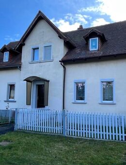 Wohnhaus mit Garagen und Nebengelass - Oppach