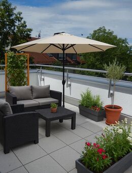 Erstbezug kurzfristig - Lichtdurchflutetes 3-Zi.- Penthouse in ruhiger Lage - 2 Dachterrassen, Lift, Tageslichtbad - München