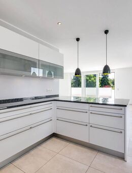 Großzügige, lichterfüllte Dachgeschoss-Wohnung mit sonnigen Terrassen - München